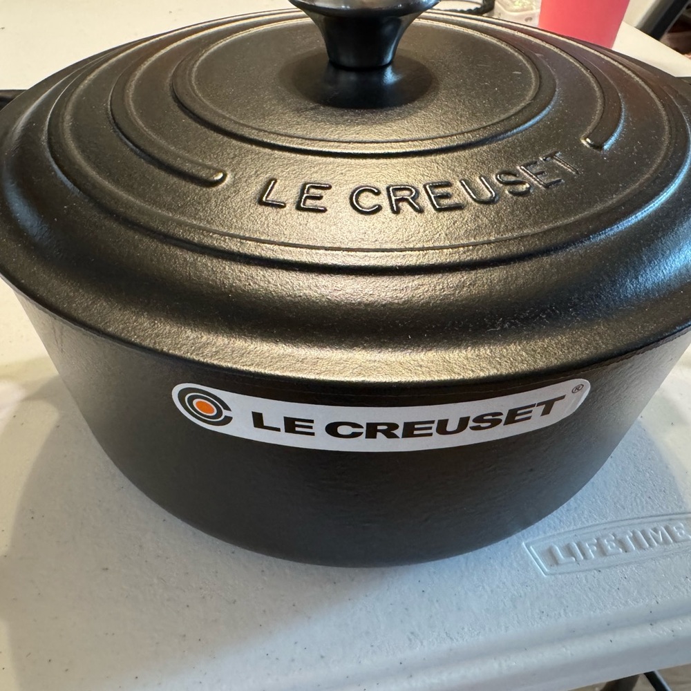 Le creuset dutch oven 7.25 qt NIB